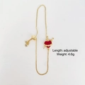 Elegante verstelbare goudkleurige armband met een rode hartvormige zirkoon hanger - Zwaard Door Hart Stijl (B040) / Goud