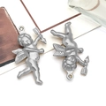 Détail de pendentifs anges Cupidon en argent poli pour la création de bijoux DIY - Ange Creux / Acier
