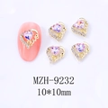 Makroaufnahme von hohlen Herz-Nagelcharms mit rosa Kristall und Love-Text, 10x10mm - 9232 Sternenrosa (Goldbasis)