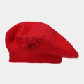 Dettaglio del basco in maglia rossa con fiori 3D e strass rossi scintillanti - Taglia unica / Rosso