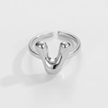 Makroaufnahme der polierten silbernen offenen Rings mit skulpturalem V-förmigem Design - Buchstabe V