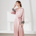 Eleganter langer Seidensatin Bademantel für Damen mit Spitzenärmeln in Altrosa Farbe - S / Lotusrosa