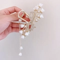 Pince à cheveux fleur dorée avec muguet blanc, perles et nœud en cristaux brillant - Muguet