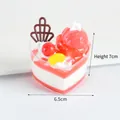 Mini cupcake finto alla fragola con ciliegia e cioccolato in tazza a forma di cuore - Rosso anguria