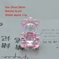 Dettaglio macro di un ciondolo a forma di orso in acrilico rosa aurora da 29 mm - 29mm*20mm / Rosa