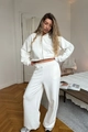 Dettaglio del set felpa corta con zip bianca e pantaloni sportivi larghi a vita alta - S / Bianco