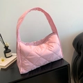 Detalle del bolso de hombro de nailon rosa acolchado con costuras finas y cremallera - Rosa