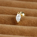 Detail van marquise-geslepen zirkoon oorknopje met een gouden schroefbal sluiting - Marquise Zirkonia/Schroefsluiting / Goud
