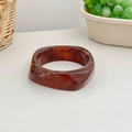 Chic brown tortoiseshell resin bangle featuring a vintage square-shaped outer silhouette - Geometric Rhombus / Inner Diameter 65mm / Wine Red Marble