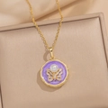 Collar de perlas barrocas con colgante de mariposa esmaltada púrpura sobre seda - Collar Morado