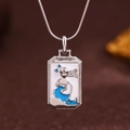 Dettaglio del ciondolo tarocchi rettangolare con smalto blu e cornice in argento con cristalli - Figura Celeste Blu / Argento (X6053SY)