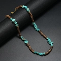 Collana boho con perline di legno marrone e pietre turchesi su espositore nero - Turchese