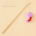 Bacchetta per gatti in legno con mostro di peluche viola e piume naturali - Mostro Viola con Grandi Occhi