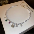 Collana di perle barocche con trifoglio colorato e ciondoli a cuore in finitura oro - Stile Multi-Ciondolo Smiley Dorato