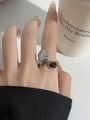 Detail eines Harz-Herzrings im französischen Stil mit Opal und Tigerauge - Stil G Opal Tigerauge Offener Ring (X-57)