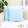 Set mit zwei hellblauen Samtkissen im minimalistischen modernen nordischen Wohnstil - Nur Bezug / 30x50cm / Wasserblau