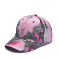 Detail van het roze en paarse tie-dye patroon op een baseballpet met gebogen klep - Verstelbaar / Rozerood