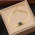Elegante bracciale a serpente dorato con gemma ovale verde smeraldo su scatola regalo - Bracciale
