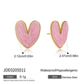 Dettaglio orecchini a cuore in marmo rosa con dimensioni e materiale in acciaio inossidabile - Orecchini a Bottone Cuore Rosa