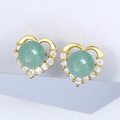 Elegantes pendientes de corazón en oro con gema verde y brillantes circonitas blancas - Dorado