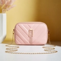 Sac bandoulière matelassé rose avec texture en V et élégante chaîne dorée - Rose