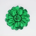 Makroaufnahme einer grünen Satin-Rose mit geschichteten Blütenblättern und schwarzen Kanten - Dual Use (Brosche/Haarspange) / Weihnachtsgrün