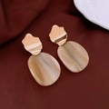 Boucles d'oreilles dorées élégantes avec grands pendentifs ovales en résine marbrée - Boucles d'oreilles ovales irrégulières texture marbre - Marron