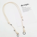 Detailansicht des beigen geflochtenen Leder-Schultergurts mit silbernen Metallkarabinern - Silberne Ringschnalle / Gebrochenes Weiß