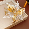 Detailopname van de lelie-armband met gouden randen en parelwitte bloembladen - Tweekleurig Goud Zilver