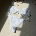 Detailopname van een witte bikini met broderie anglaise, ruches en schelpdecoratie - L / Wit