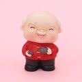 Détail d'une figurine de grand-père en costume Tang rouge tenant une théière - Ornement de grand-père en tenue rouge en vinyle