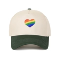 Dettaglio ravvicinato del ricamo cuore arcobaleno vivace su un cappellino bicolore - Verde Militare