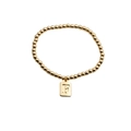 Dettaglio del bracciale a sfere placcato oro con ciondolo rettangolare inciso con lettera F - Lettera F