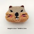 Détail de la broche en peluche marmotte mignonne avec broderie, taille 4,5 cm x 6,5 cm - Style DIY (Ouverture au dos) / Marmotte Dingo