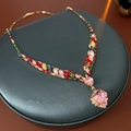 Détail du collier avec pendentif coeur rose et zircons colorés sur support d'exposition - Collier Pendentif Cœur Multicolore