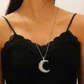 Detail van de zilveren halve maan ketting met reliëfstructuur op een lange ketting - Zilverkleurige Getextureerde Halve Maan Ketting (Wit K A-454)