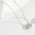 Silberne Halskette mit Kugelanhänger, strukturierter Oberfläche und Zirkonia auf Seide - Gestreifte Kugelform (Silber)