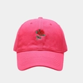 Dettaglio del ricamo a rosa rossa su un cappellino da baseball in cotone rosa acceso - M(56-58cm) / Rosso rosa