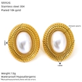 Détail macro de boucles d'oreilles perles ovales en acier inoxydable doré 18K - Style Perle Ovale en Relief Rétro (SE052G)