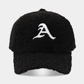 Detalle de gorra de béisbol de lana sherpa negra con bordado blanco de la letra A - Ajustable / Negro