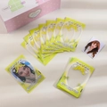 Gelbe transparente Kartenhüllen mit Herzmustern in einer Geschenkbox in Nahaufnahme - 60x92mm (20 Stk./Packung) / Gelb
