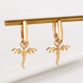 Goldene Creolen in Drachenform mit Diamantbesatz an einem Schmuckständer präsentiert - Kupfer / KC Gold (K-815)