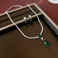 Dettaglio di parure in argento con pendenti a goccia smeraldo e accenti di zirconi - Set Collana e Orecchini-Verde / Argento (Zirconia Verde)