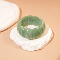 Dettaglio del bracciale elastico in resina verde chiaro con venature marmoree su base - Verde
