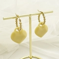 Orecchini a cerchio dorati con ciondoli a cuore in acrilico beige su supporto dorato - Beige