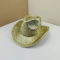 Détail d'un chapeau de cowboy doré scintillant avec couronne pincée et larges bords relevés - Jaune Citron