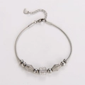 Dettaglio del bracciale a maglia serpente argento con perle lucide e ciondolo a cuore - Color Acciaio