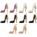 Stöckelschuh-Anhänger mit Punkten und Strass in Lila, Weiß, Schwarz und Rosa Farben - Mehrfarbig