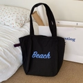 Große schwarze Canvas-Tragetasche mit blauem Beach-Aufdruck und Kordelzug für den Sommer - Schwarz mit Beach-Print
