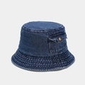 Dettaglio del cappello alla pescatora in denim con tasca laterale e bottone in ottone - M (56-58cm) / Blu Medio